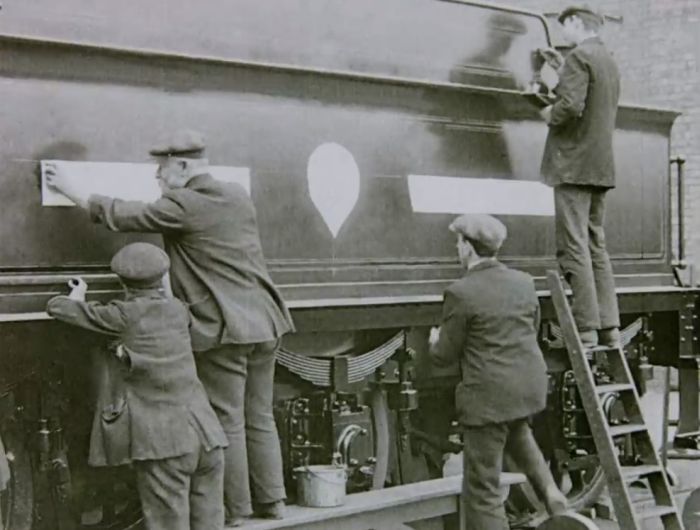 Painting and lining a GWR tender, 1913