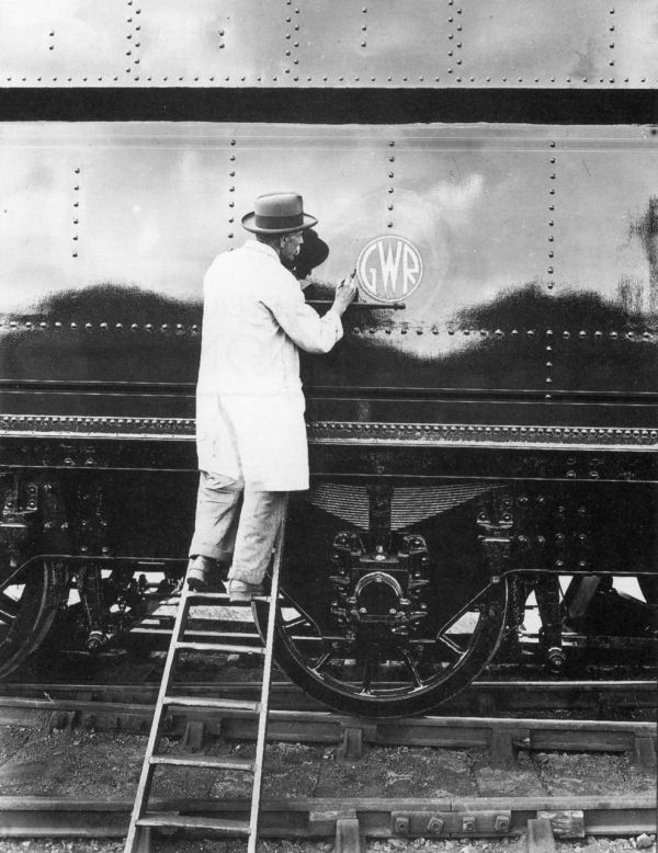GWR signwriter applies the first roundel on 1 July 1934